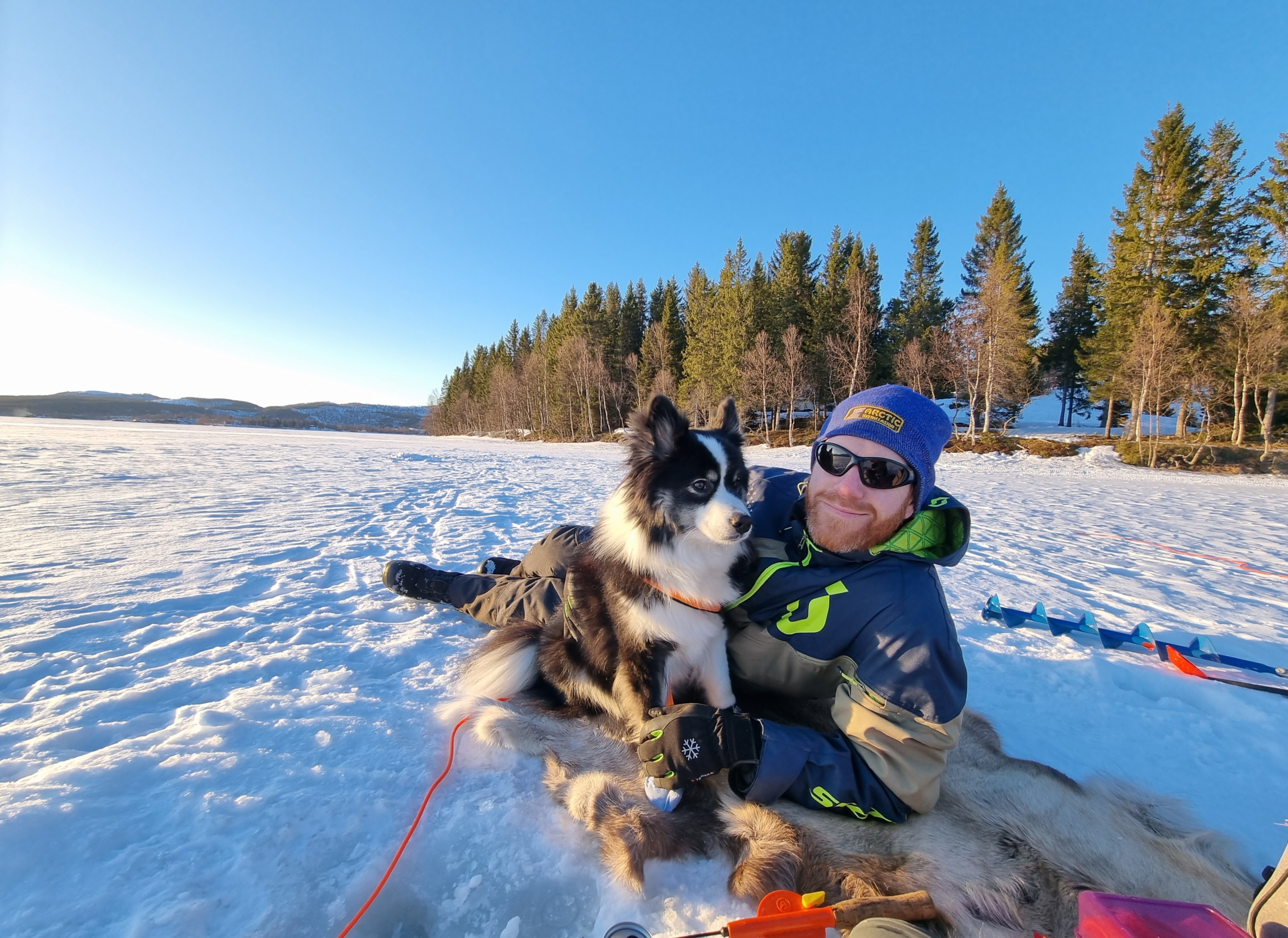 Mann og hund på isen