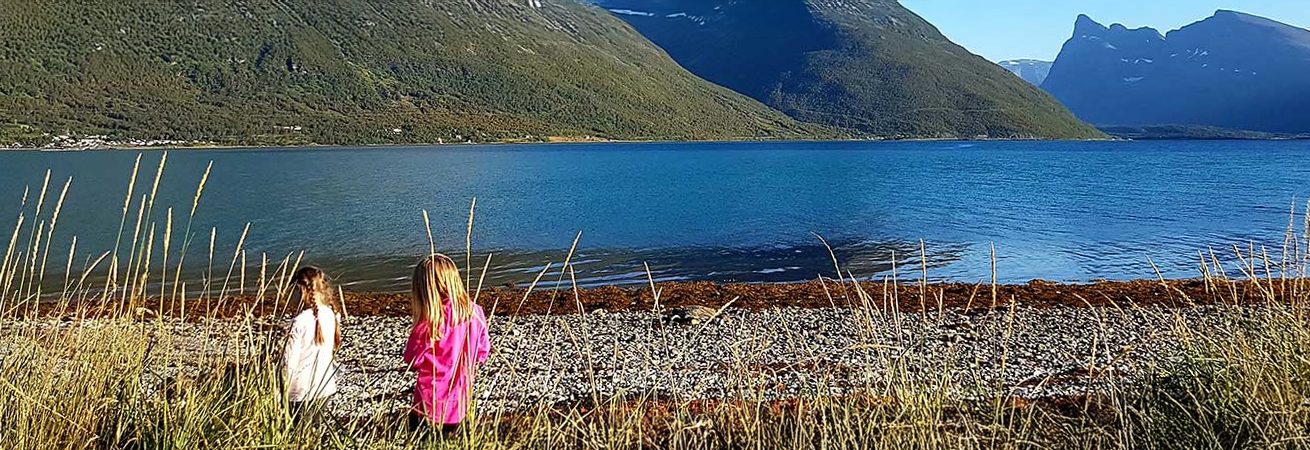 2 barn i fjæra i Nord-Troms