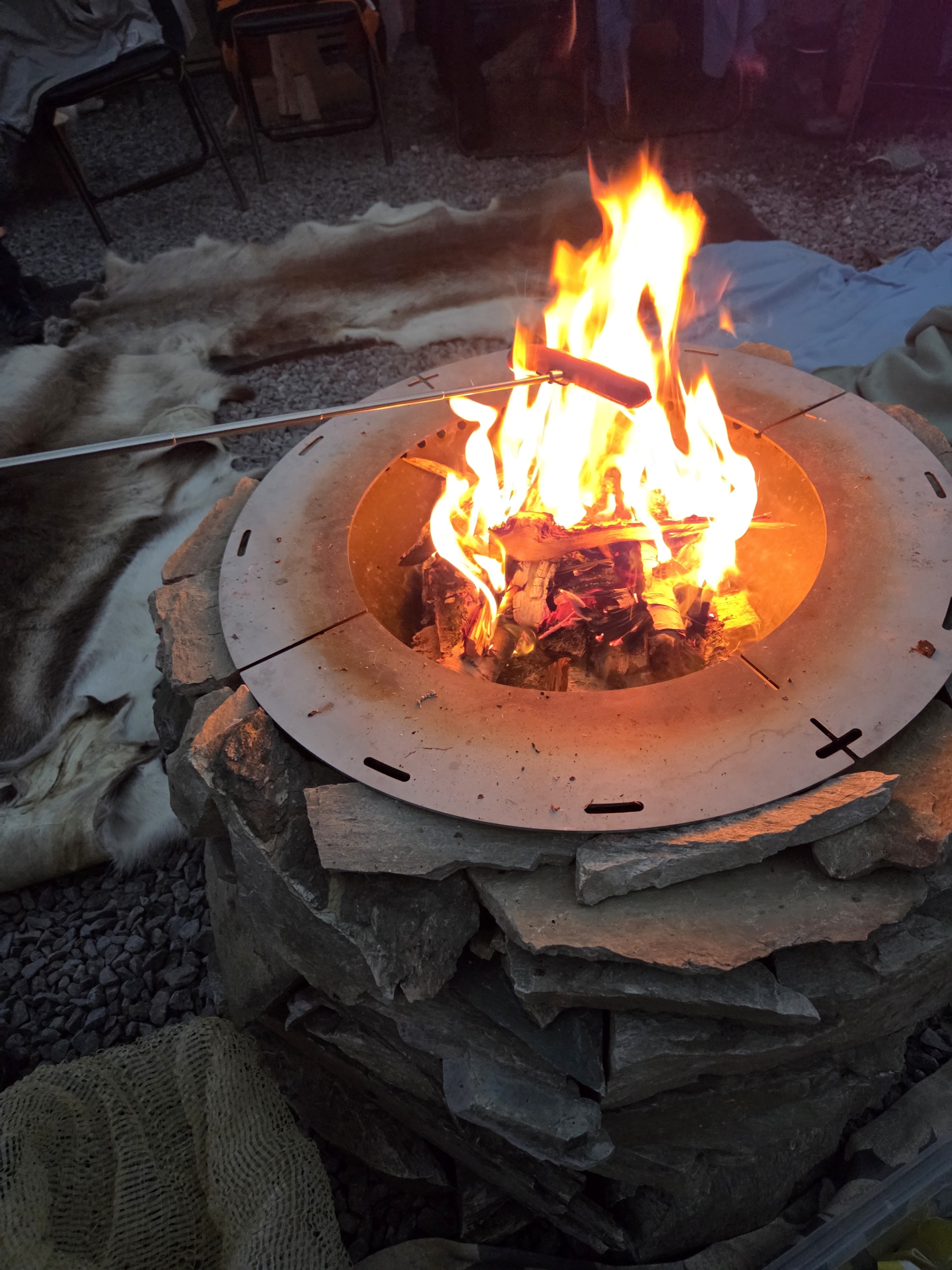 Grilling Bålpanne med levende bålflammer