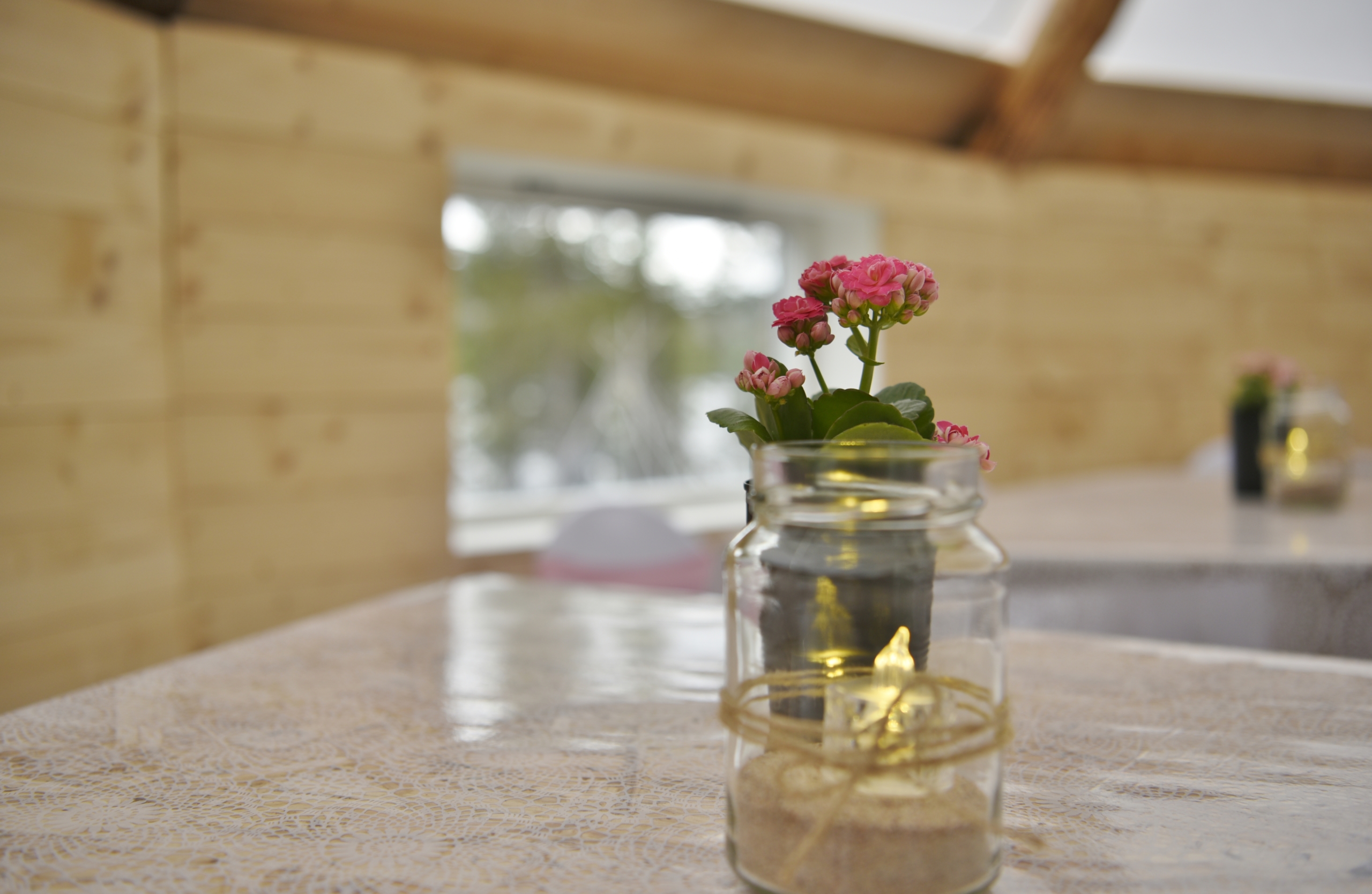 Lavvo_vielse3 Blomst i vase på bord inni Lavvo