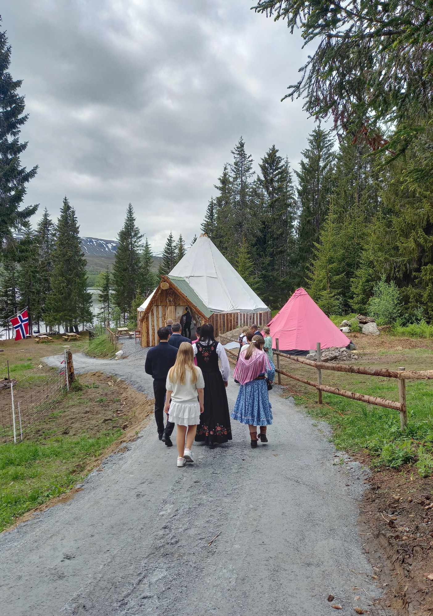 Lavvo_vielse4 Selskapskledde mennesker på vei til lavvoen