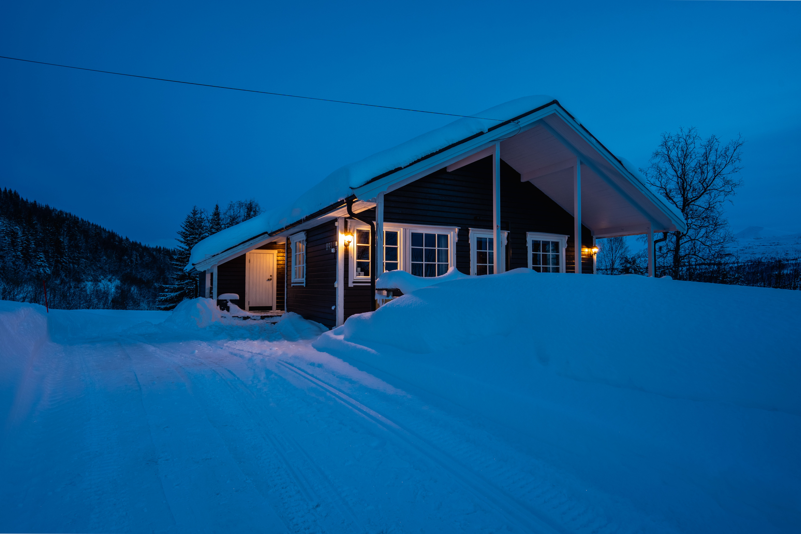 Hytte/hus utenfra vinterstid